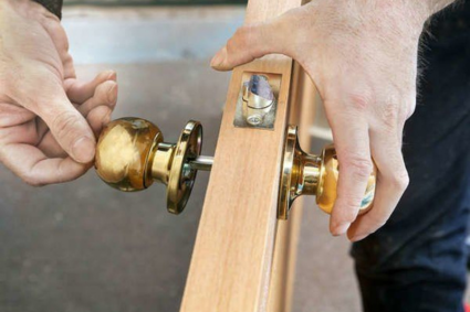 Sửa chữa thay thế phụ kiện bản lề, khóa cửa, ray kéo tủ, tay nâng trợ lực blum tại nhà.