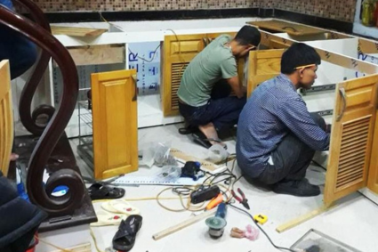 Chuyên sửa chữa tủ bếp, thay thế cánh cửa, ván hậu tủ bếp tại nhà.